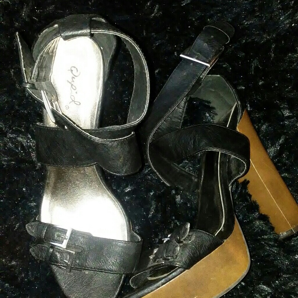 Trap and buckle chunky heels